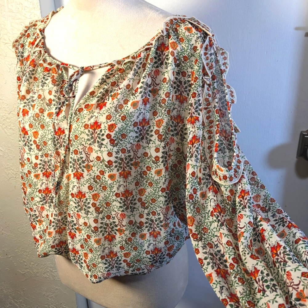 Max Studio Cute Blouse size S  Floral Femmenine Ruffles peekaboo cutout
